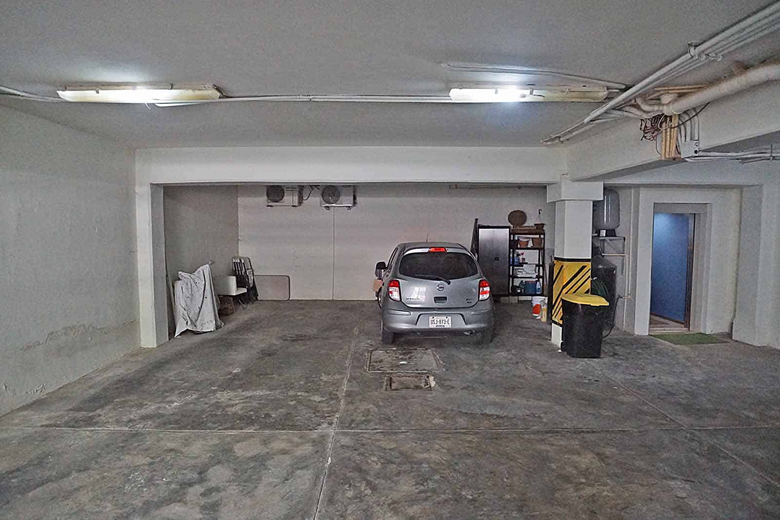 Casa Blanca D3 garage